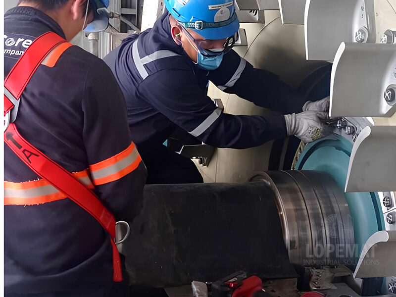 Ingeniero de campo interviniendo descanso de turbina — proyecto CFE