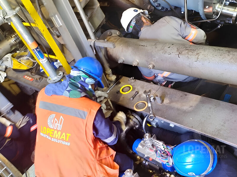 Cuadrilla interviniendo tuberías y actuadores