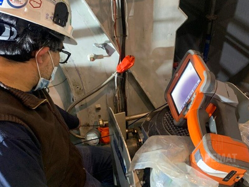 Técnico ejecutando pruebas no destructivas con instrumento de medición