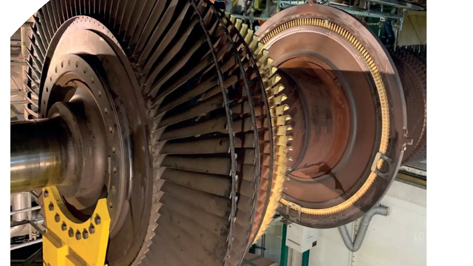 Rotor de turbina de gas desmontado sobre caballete de apoyo